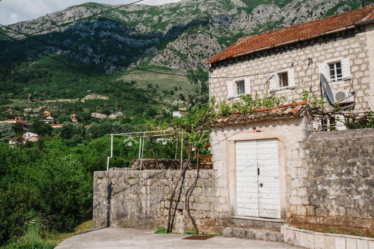 White Shutters House Villa Risan Kültér fotó